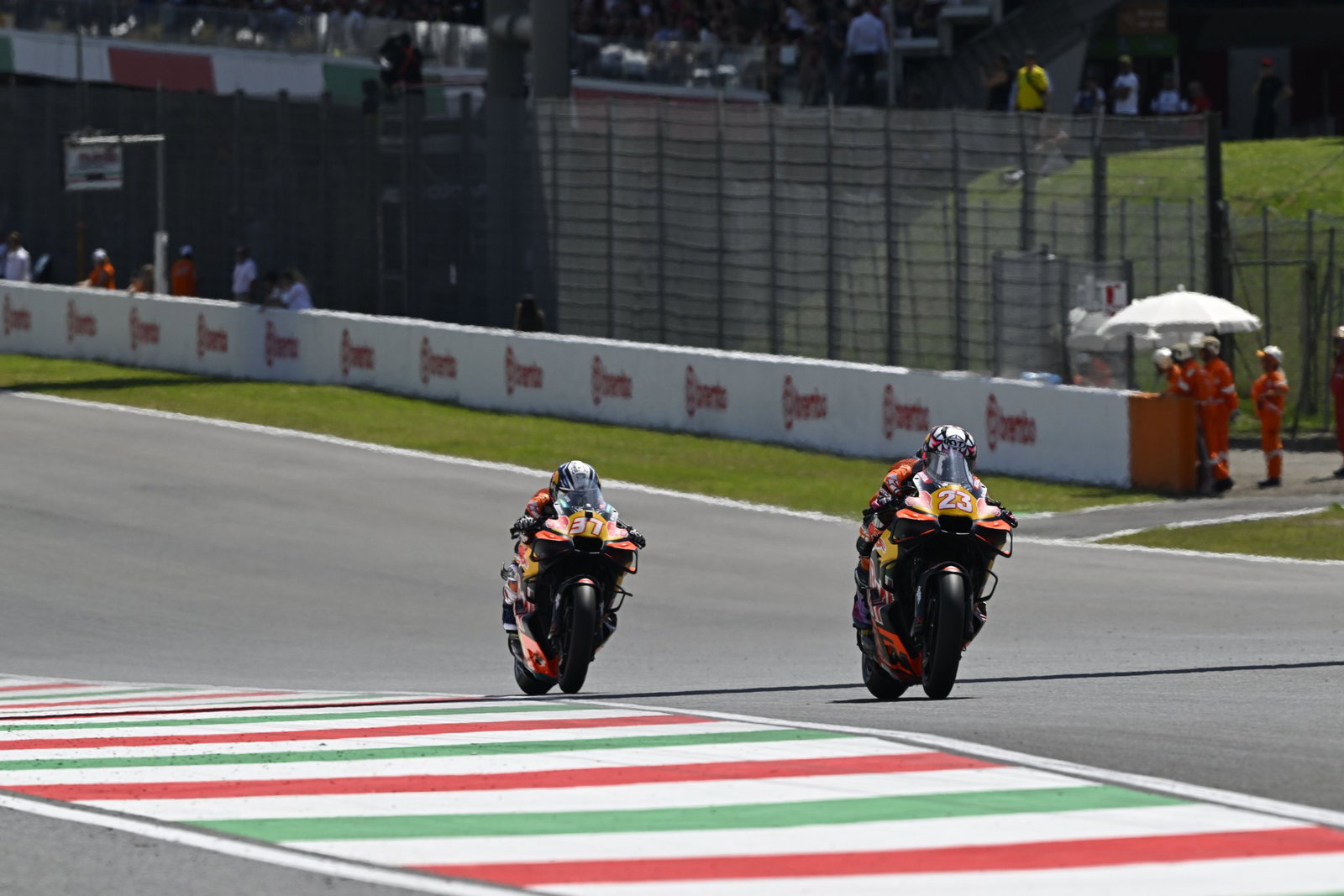 Enea Bastianini leads Pedro Acosta, 2026 MotoGP Italian Grand Prix, Sprint. Credit: Gold and Goose.