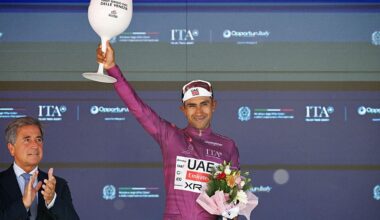 2026 Giro d'Italia stage 14: Jhonatan Narv&aacute;ez celebrates points jersey lead