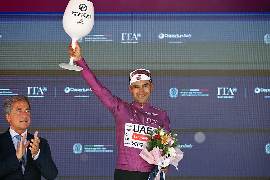 2026 Giro d'Italia stage 14: Jhonatan Narv&aacute;ez celebrates points jersey lead