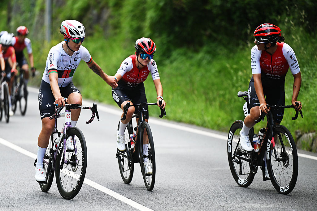 Fariba Hashimi of Afghanistan and Team Vini Fantini - BePink, Leyre Almena and Eva Anguela and Team Cantabria Deporte - Rio Miera during the 25th Durango - Durango Emakumeen Saria 2026
