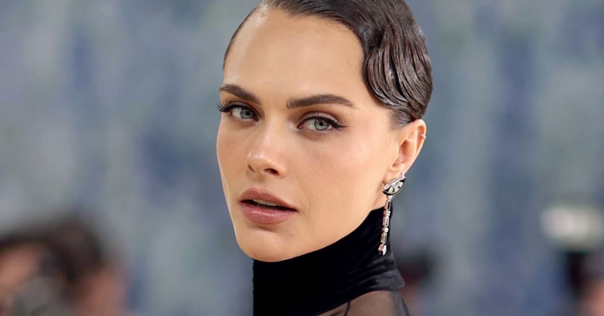 Cara Delevingne opens up about sexuality in live concert confessional: 'If you didn't know this already'