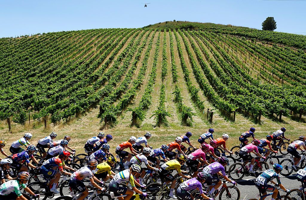 CAMPBELLTOWN, AUSTRALIA - JANUARY 19: A general view of the peloton competing during the 10th Santos Women's Tour Down Under 2026, Stage 3 a 126.5km stage from Norwood to Campbelltown / #UCIWWT / on January 19, 2026 in Campbelltown, Australia. (Photo by Con Chronis/Getty Images)