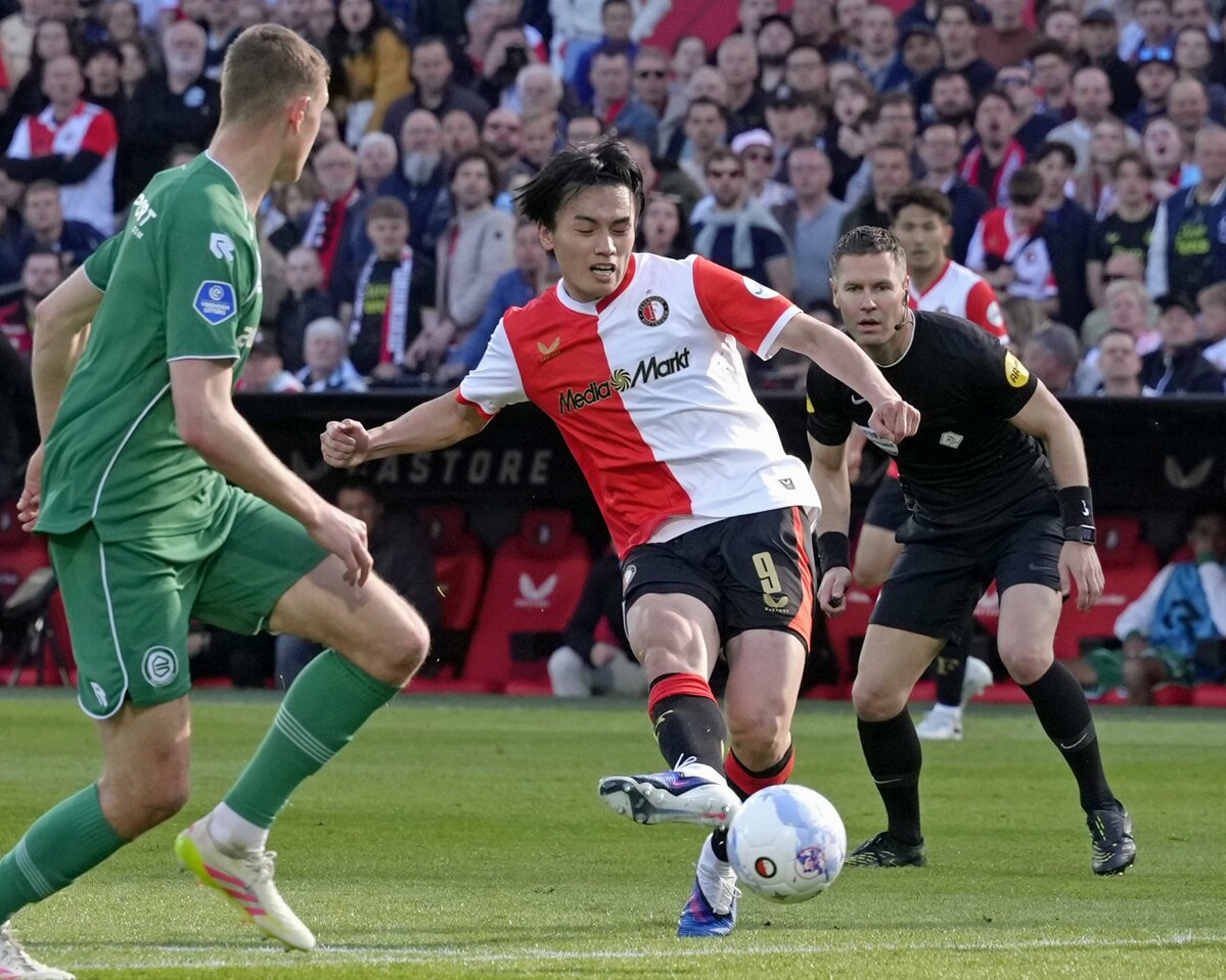 Football: Ueda comes of age under former star striker van Persie