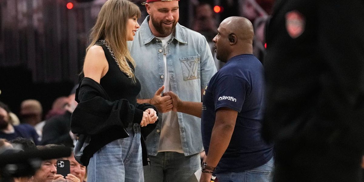 Life of A Basketball Fan: Taylor Swift attends Cavs-Knicks in Cleveland with fiance Travis Kelce