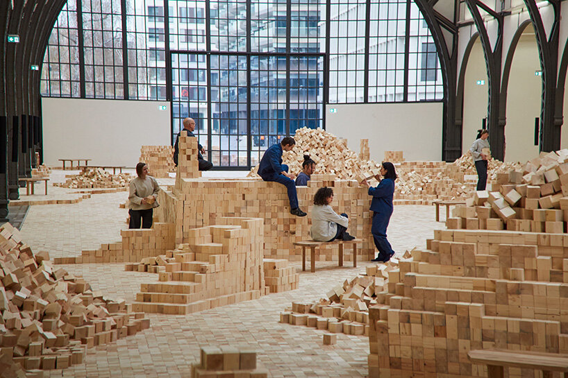 lina lapelytė fills hamburger bahnhof with 400,000 cubes, inviting visitors to build and sing - 4