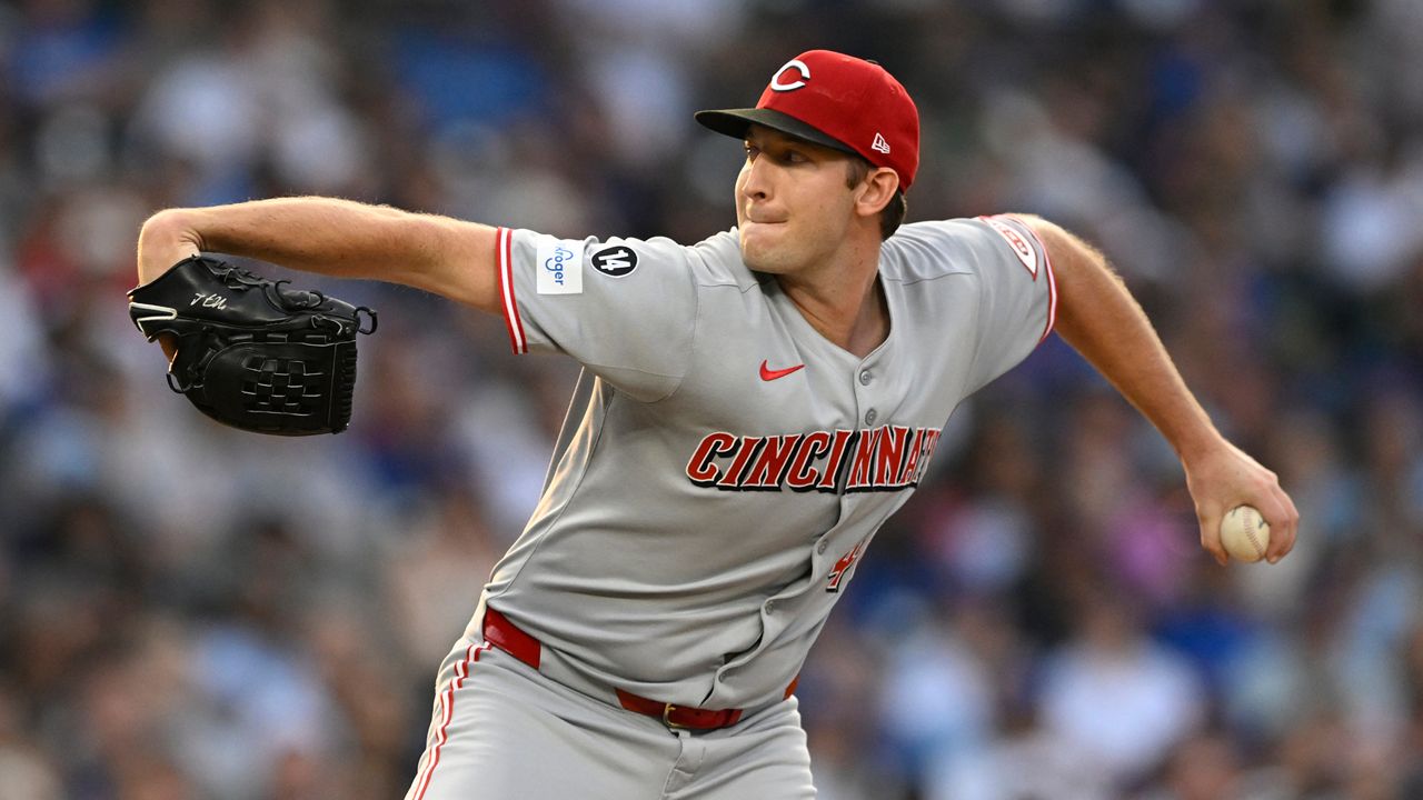 Cincinnati Reds starter Nick Lodolo delivers a pitch during the first inning of a baseball game against the Chicago Cubs Monday, Aug. 4, 2025, in Chicago. (AP Photo/Paul Beaty)