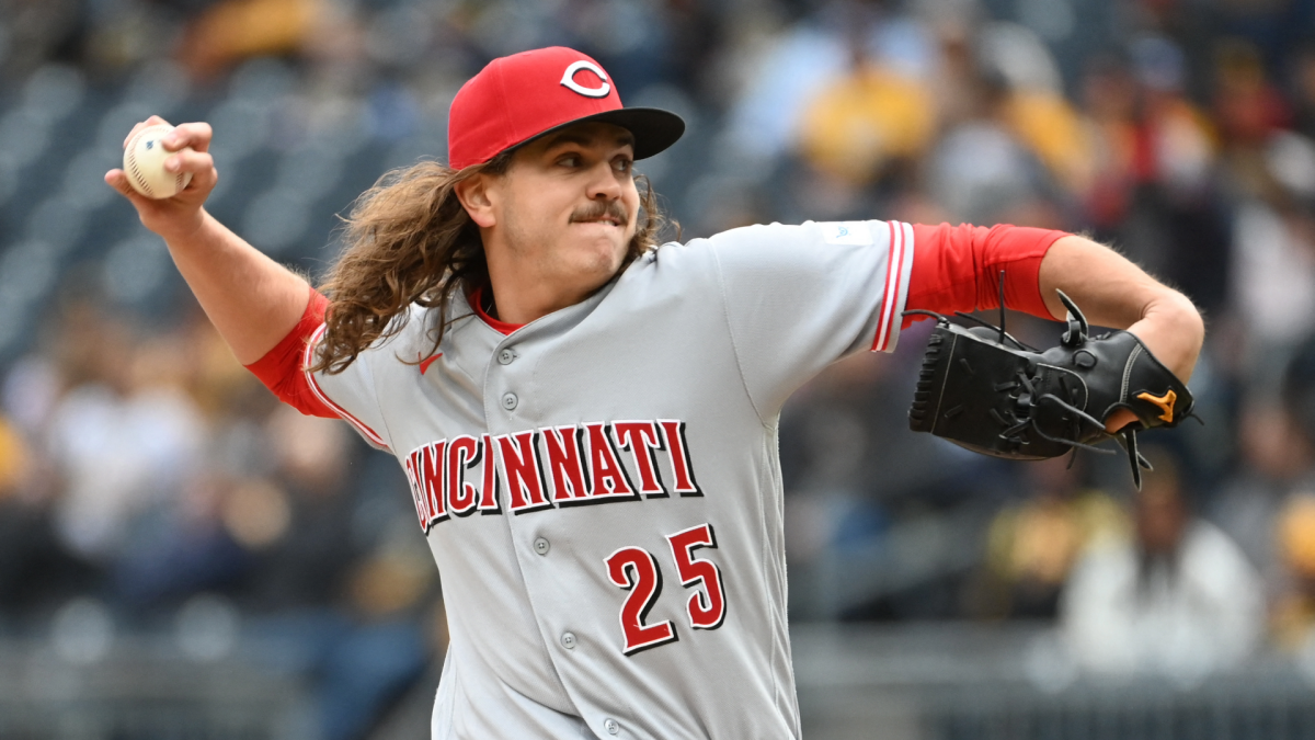 Reds pitchers walk seven straight Pirates hitters, tying MLB record