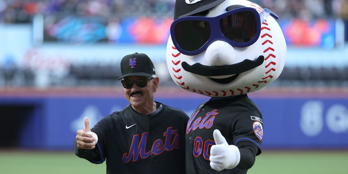 Bobby Valentine, in disguise again, revels in his most famous moment with Mets