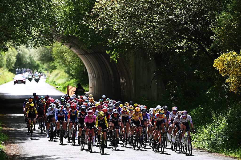 The peloton competing during stage 2 of La Vuelta Femenina 2026, between Lobios and San Cibrao das Vi&ntilde;as. (Photo by Szymon Gruchalski/Getty Images)