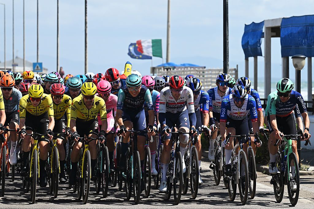 The peloton on stage 6 of the Giro d'Italia