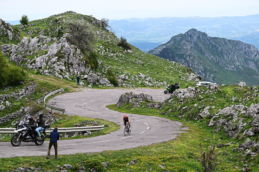 L&amp;apos;ANGLIRU, SPAIN - MAY 09: Stage winner Petra Stiasny of Switzerland and Team Human Powered Health attacks in the breakaway climbing the L&amp;apos;Angliru (1555m) during the 12th La Vuelta Femenina 2026, Stage 7 a 132.9km stage from Pola de Laviana to L&amp;apos;Angliru 1555m / #UCIWWT / on May 09, 2026 in Pola de Laviana, Spain. (Photo by Szymon Gruchalski/Getty Images)