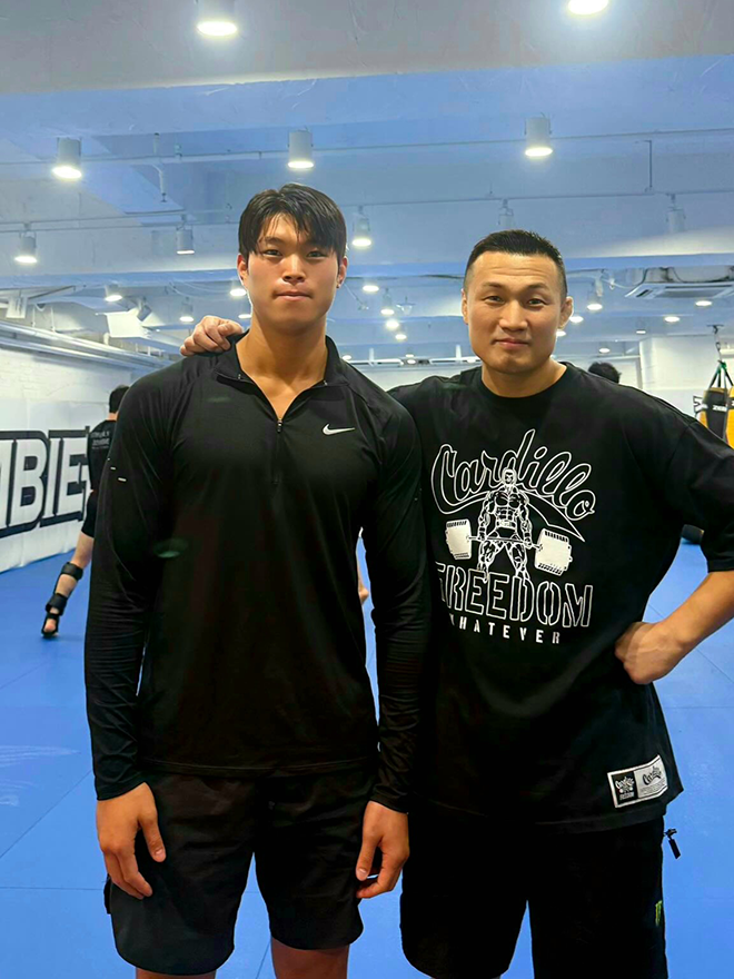 Chosen Choi Joon-seo, the first Black Combat welterweight champion, is taking a photo with director Jung Chan-sung at the "Korean Zombie MMA" in Yeoksam-dong, Seoul, in October 2025. Director Chung Chan-sung is the best mixed martial arts fighter in Korea who has participated in two UFC featherweight title matches. Photo by @chosen_cjs