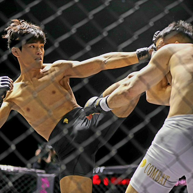 "Red Falcon" Ji Hyuk-min is attacking South Korea's UFC No. 7 fighter "Korean Bulldozer" Nam Eui-cheol in the opening game of the mixed martial arts competition Black Combat 16 in January 2026, with 10,800 paid spectators watching the Inspire Arena in Yeongjong International City, Incheon. Photo = Lee Kyo-duk, a martial arts reporter