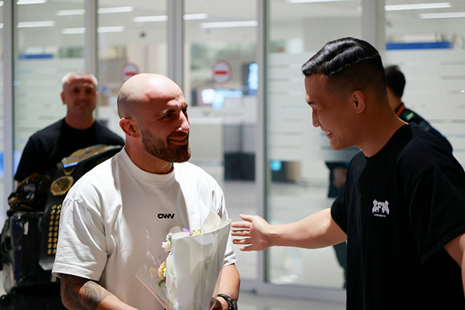 UFC featherweight champion Alexander Volkanovski visited Korea. Z-Fight Night 04 Guest Fighter and Seminar schedule. Jung Chan-sung's ZFN will be broadcast live globally on UFC Fight Pass. Volkanovski received a welcome bouquet from Jung Chan-sung. Photo = Lee Kyo-duk, a martial arts reporter