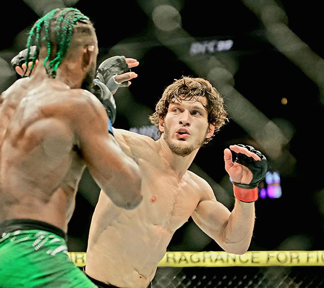 Yevloyev Mobsar Magomedovich attacks 9th UFC Bantamweight Champion Algemaine Antwan Sterling at T-Mobile Arena in Las Vegas, Nevada, U.S., December 2024. Photo = Getty Images= Courtesy of Yonhap News