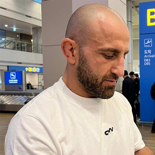 Alexander Volkanovski is showing his UFC featherweight champion belt during his visit to Korea on May 6, 2026. Z-Fight Night 04 Guest Fighter and Seminar will be held until the 10th. Korean Zombie CEO Jung Chan-sung's ZFN will be broadcast live globally excluding South America through UFC Fight Pass. Photo = MCPECC