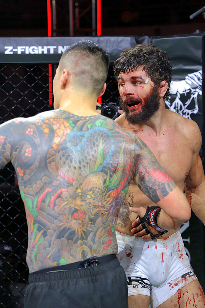 Contender Series Hwang In-soo shakes hands after winning the third round of TKO against Alex Aaron Pulidge in 10 big league games at the Z-Fight Night 04 main event at the Seoul Olympic Handball Stadium in May 2026. ZFN will be broadcast live globally excluding Latin America through UFC Fight Pass. Photo = MCPECC