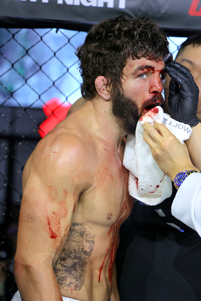 Alex Aaron College, a 10-game big league player, is being confirmed to have been hit by Hwang In-soo of the Contender Series during the Z-Fight Night 04 main event at the Seoul Olympic Handball Stadium in May 2026. Korean Zombie CEO Jung Chan-sung's ZFN will be broadcast live excluding Latin America through UFC Fight Pass. Photo = MCPECC