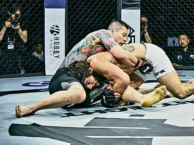 Contender Series Hwang In-soo is blocking a takedown of Alex Aaron College in 10 big league games at the Z-Fight Night 04 main event at the Seoul Olympic Handball Stadium in May 2026. Korean Zombie CEO Jung Chan-sung's ZFN will be broadcast live globally excluding Latin America through UFC Fight Pass. Photo = MCPECC