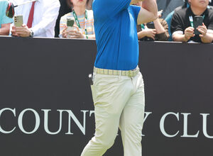 Defending champion DeChambeau grabs share of opening-round lead at LIV Golf Korea