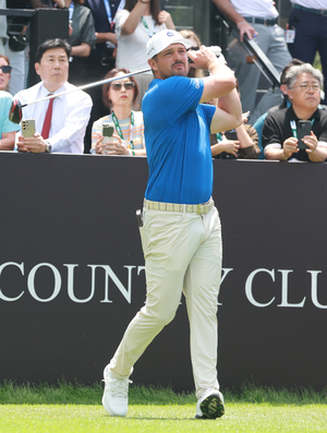 Defending champion DeChambeau grabs share of opening-round lead at LIV Golf Korea