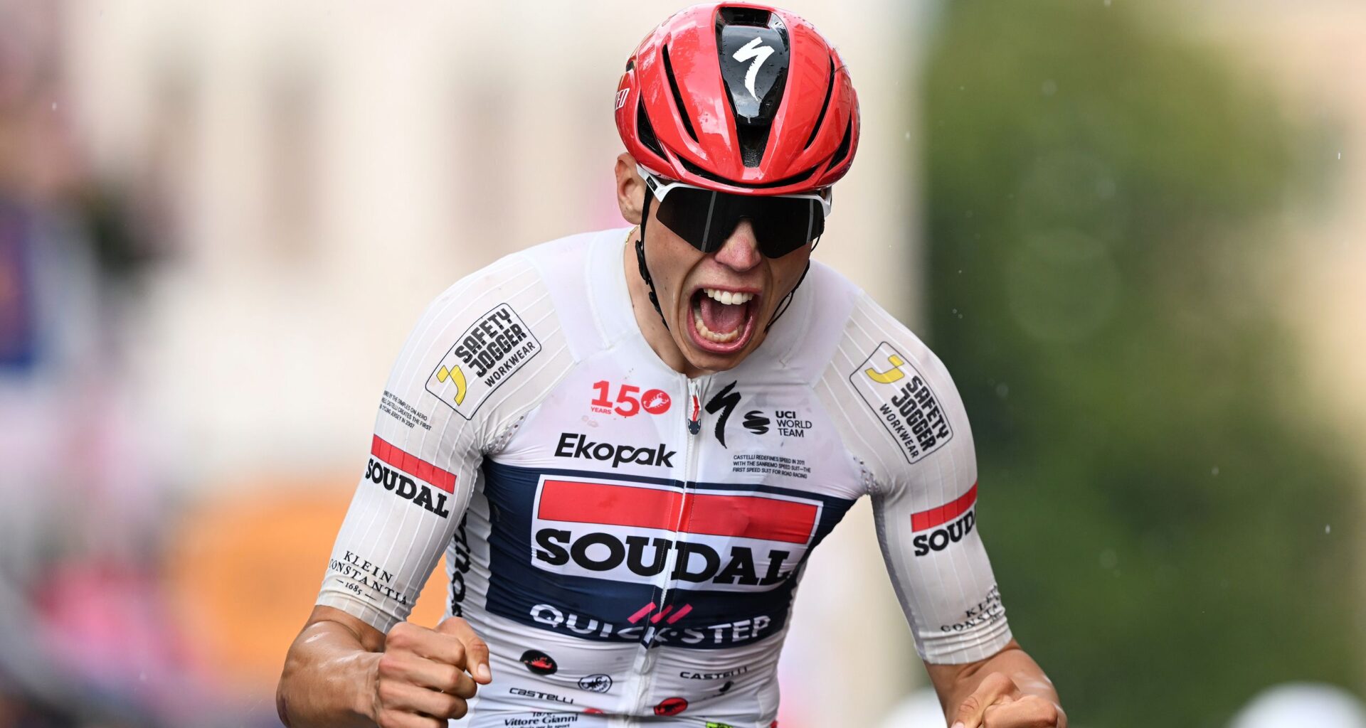 Giro d'Italia: Paul Magnier completes hat-trick and reclaims points jersey with thrilling sprint win on stage 18