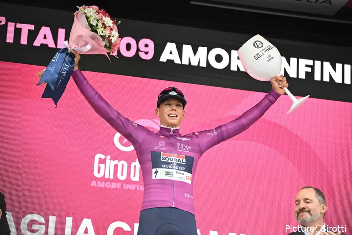Paul Magnier in the Maglia Ciclamino at the 2026 Giro d'Italia