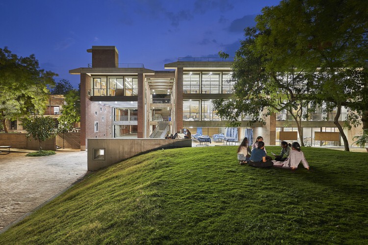 Climate, Culture, and Modernism: The Postcolonial Campus as Architectural Laboratory - Image 1 of 12
