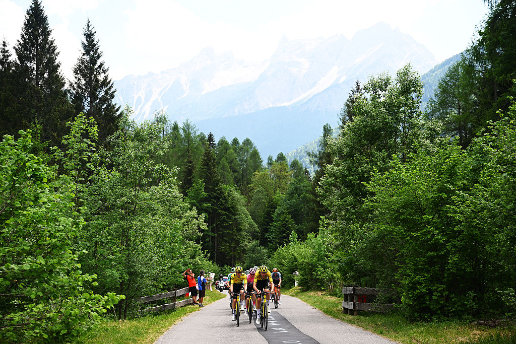 ALLEGHE, ITALY - MAY 29: (L-R) Bart Lemmen of Netherlands, Jonas Vingegaard of Denmark and Team Visma | Lease a Bike - Pink Leader Jersey lead the peloton during the 109th Giro d&amp;apos;Italia 2026, Stage 19 a 151km stage from Feltre to Alleghe - Piani di Pezze 1467m / #UCIWT / on May 29, 2026 in Alleghe, Italy. (Photo by Dario Belingheri/Getty Images)