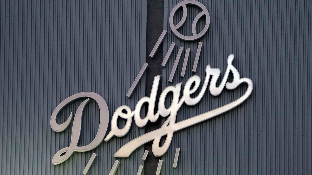 Dodgers prospect suffers freak kneecap injury after trying to avoid bat dog
