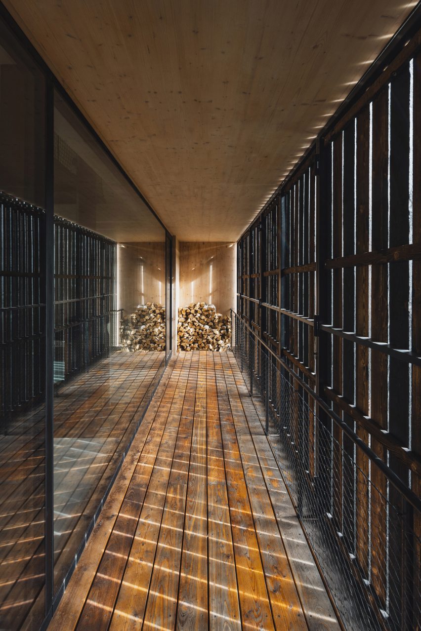 Guarded balcony on Czech log cabin by Mimosa Architects