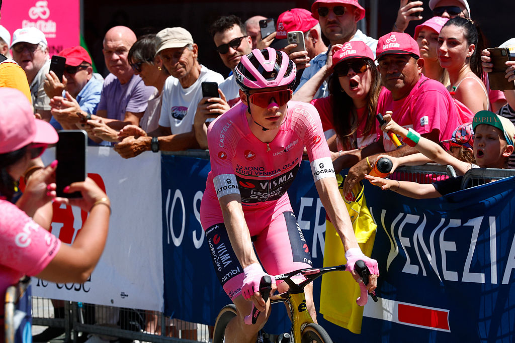 Team Visma Lease a Bike Danish rider Jonas Vingegaard wearing the overall leader's pink jersey (Maglia Rosa) arrives at the presentation prior the 16th stage of the Giro d'Italia 2026 - Tour of Italy cycling race between Bellinzona and Cari, Switzerland, on May 26, 2026. (Photo by Luca Bettini / AFP)