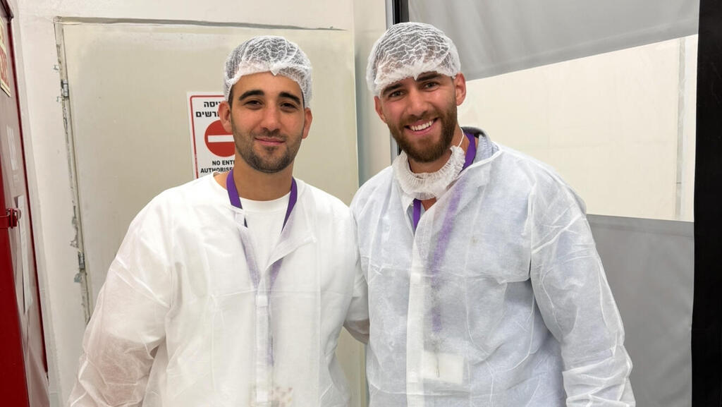 Tragash and Naim at the TopGum factory in Sderot (Photo: GOOM) מימין: אליה נעים ואופק טרגש