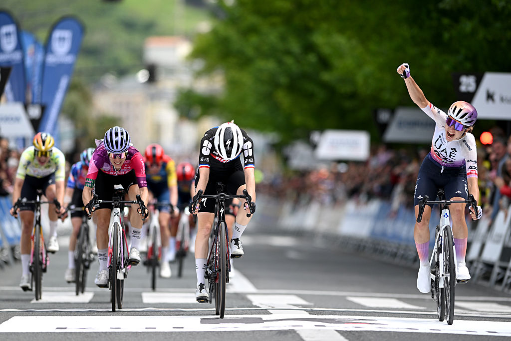 SAN SEBASTIAN, SPAIN - MAY 17: Dominika Wlodarczyk of Poland and UAE Team ADQ (R) celebrates at finish line as stage winner ahead of (L-R) Lauren Dickson of Great Britain and Team FDJ United - SUEZ, Usoa Ostolaza of Spain and Team Laboral Kutxa - Fundacion Euskadi and Evita Muzic of France and Team FDJ United - SUEZ during the 5th Itzulia Women 2026, Stage 3 a 131.1km stage from San Sebastian to San Sebastian / #UCIWWT / on May 17, 2026 in San Sebastian, Spain. (Photo by Szymon Gruchalski/Getty Images)