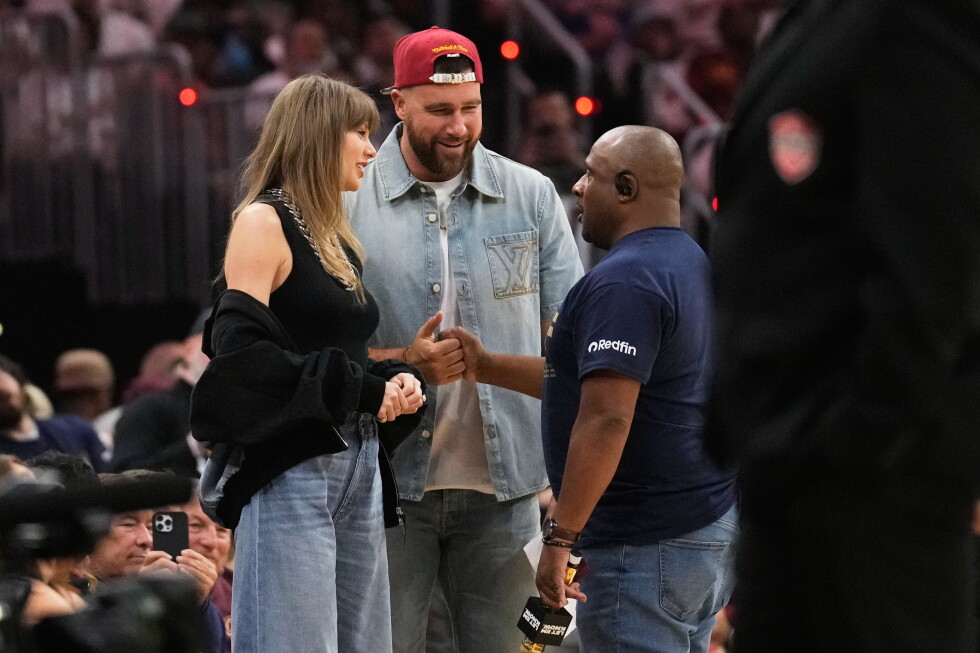 Life of A Basketball Fan: Taylor Swift attends Cavs-Knicks in Cleveland with fiance Travis Kelce