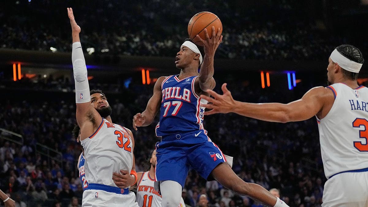 Philadelphia 76ers' Vj Edgecombe driving to the basket during basketball game.