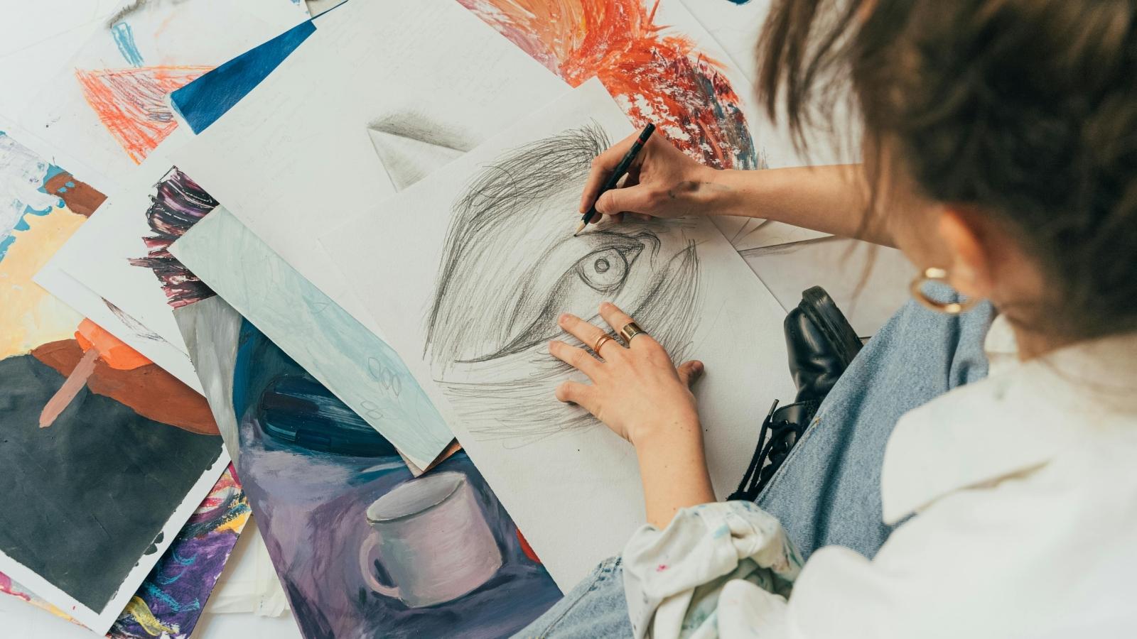 woman artist drawing an eye