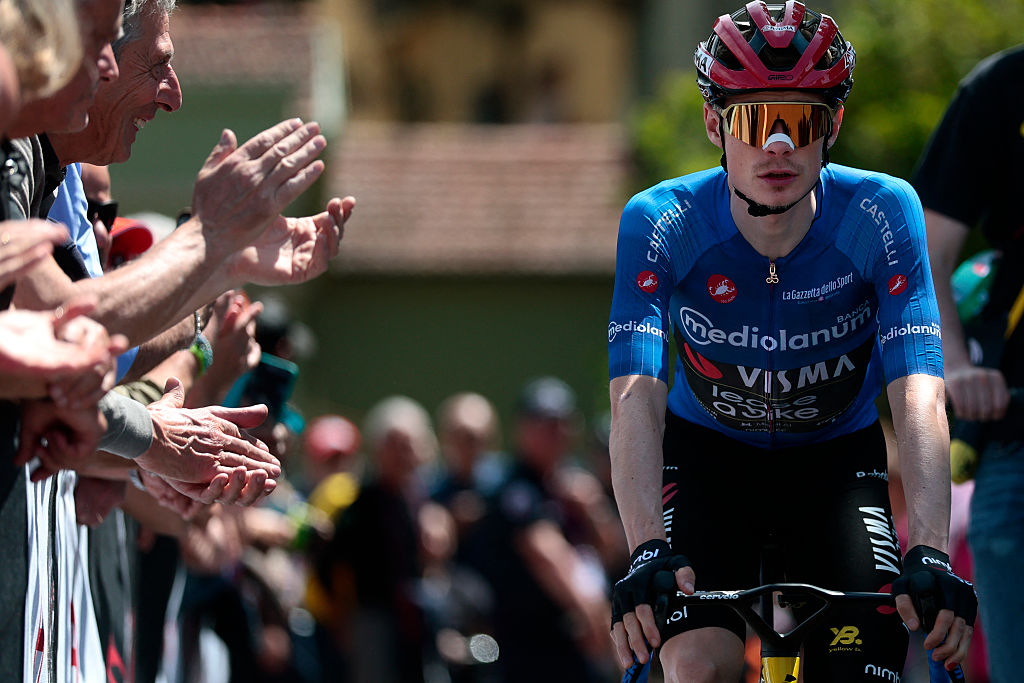 Team Visma Lease a Bike Danish rider Jonas Vingegaard wearing the best climber's blue jersey (Maglia Azzura) arrives at the presentation before the 11th stage of the Giro d'Italia 2026 - Tour of Italy cycling race between Porcari and Chiavari, Italy, on May 20, 2026. (Photo by Luca Bettini / AFP)