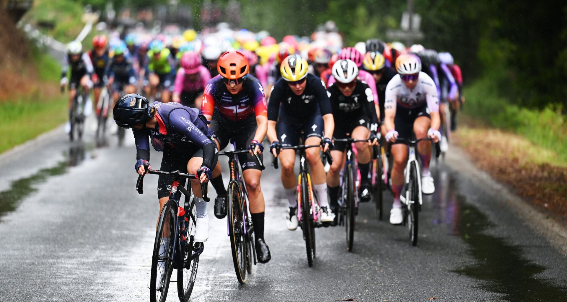 La Vuelta Femenina stage 2 LIVE: A damp and active start but no breakaway for the moment