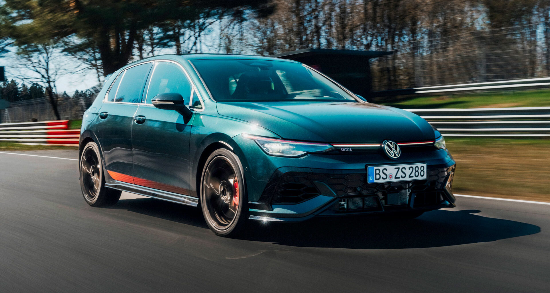 With professional racing driver Benny Leuchter at the wheel, the Golf GTI Edition 50 set a record lap time of 7:44.523 minutes