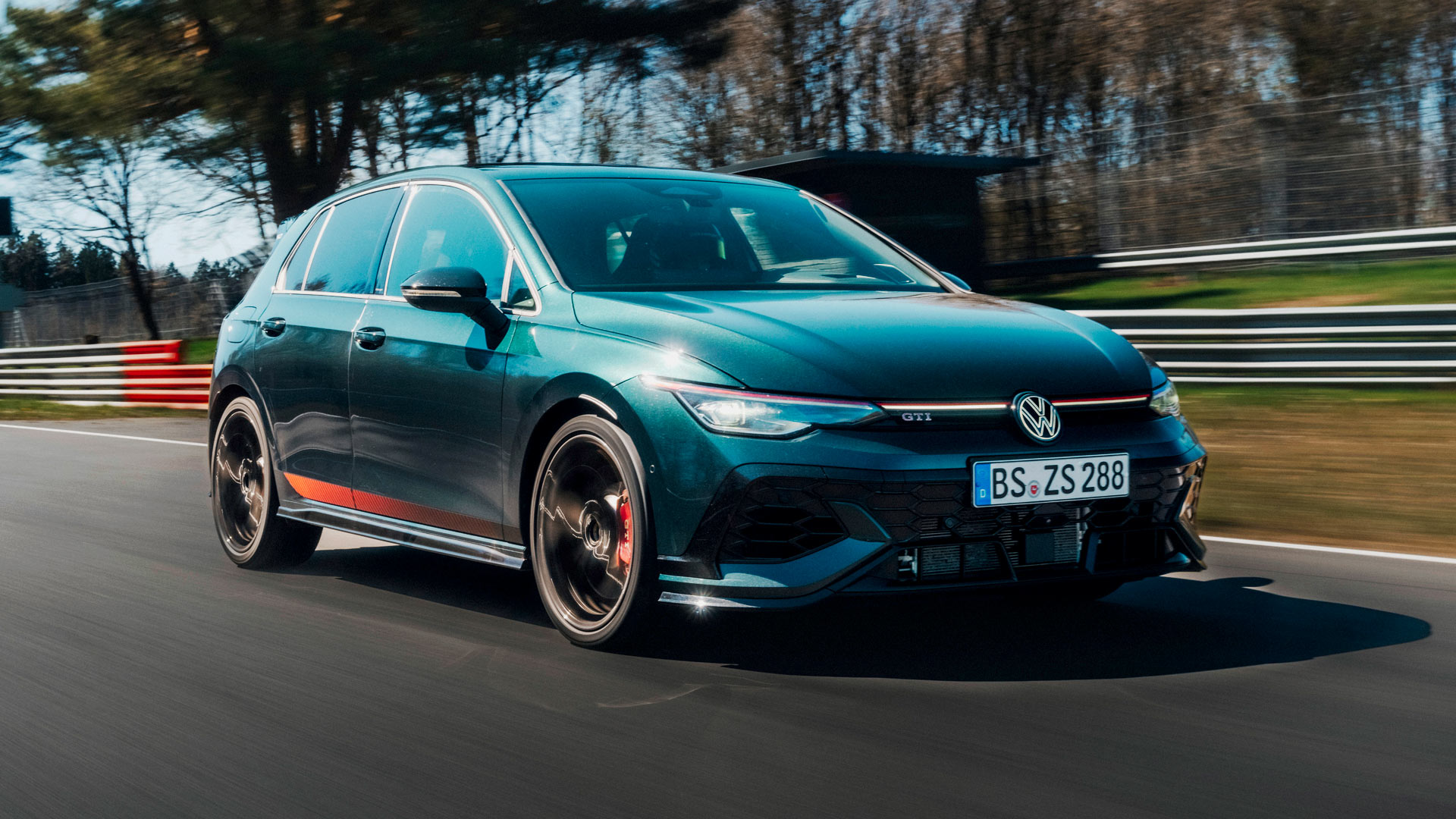 With professional racing driver Benny Leuchter at the wheel, the Golf GTI Edition 50 set a record lap time of 7:44.523 minutes