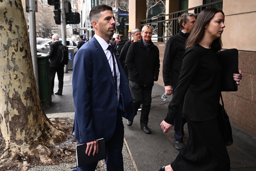 An image of Michael Pell entering a court building.