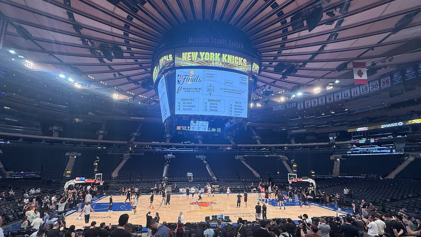 'Mayhem': Spurs Prepare for Basketball Fight of the Century at Madison Square Garden