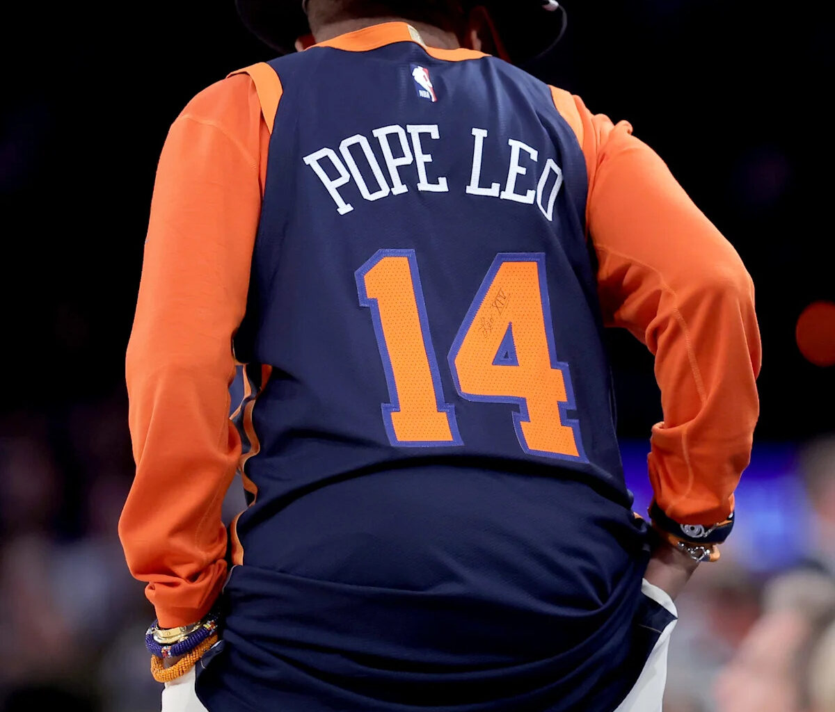 Knicks fever goes celestial as Spike Lee dons Pope-inspired gear