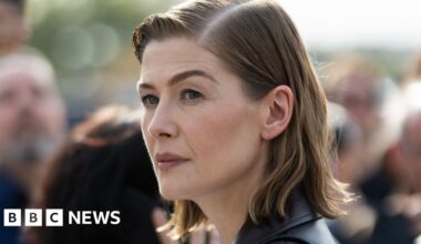 Weekly quiz: What did Rosamund Pike say to the person using their phone during her play? - BBC