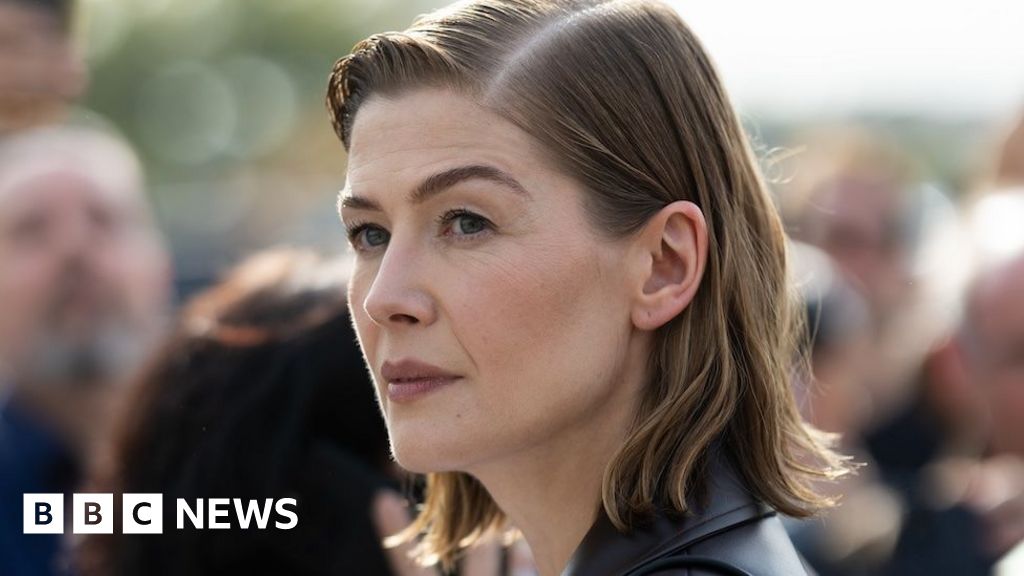 Weekly quiz: What did Rosamund Pike say to the person using their phone during her play? - BBC