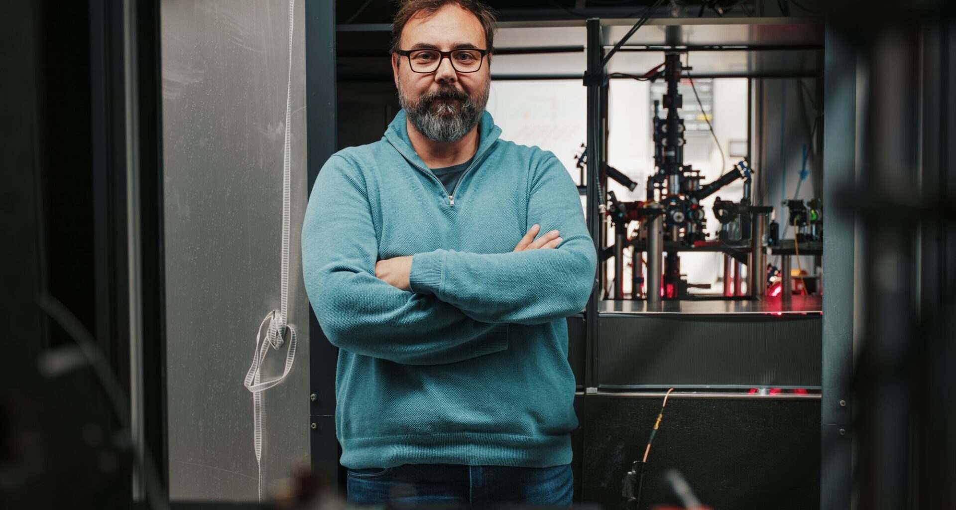 ‘Mini Universe’ built from ultracold atoms measures time without a clock