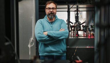 ‘Mini Universe’ built from ultracold atoms measures time without a clock