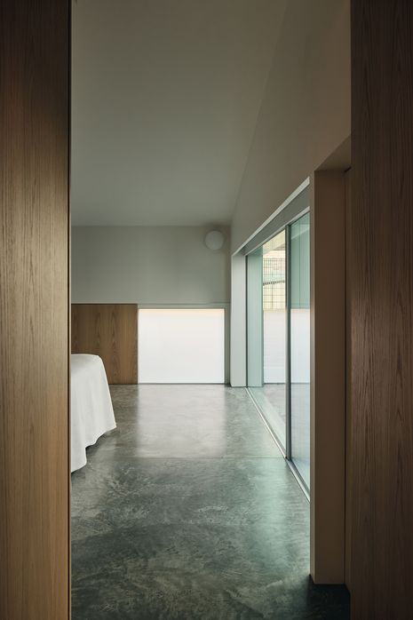 The main bedroom focuses its energy horizontally towards the adjacent courtyard.