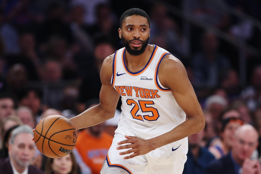 Mikal Bridges dribbles basketball in right hand